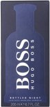 Donkerblauwe Hugo Boss 'Bottled Night' doos met het logo van BOSS HUGO BOSS in zilverkleurige letters.