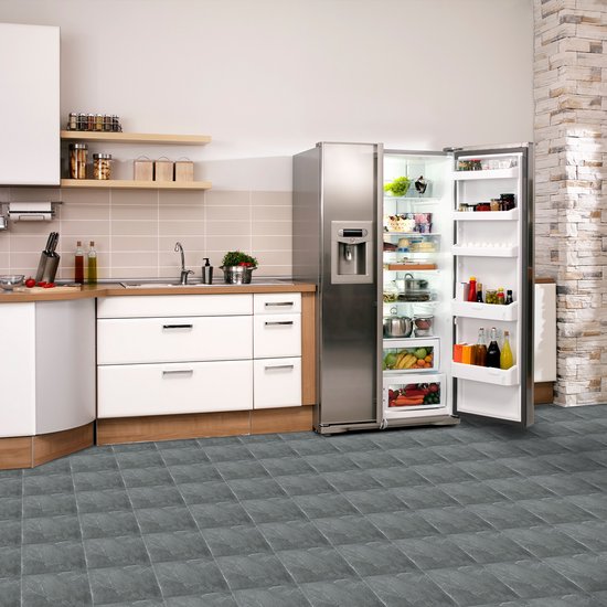 Grijze PVC-tegels met marmerlook op de vloer van een keuken.