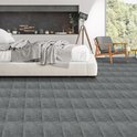 Grijze PVC-tegels met marmerlook op de vloer van een slaapkamer.