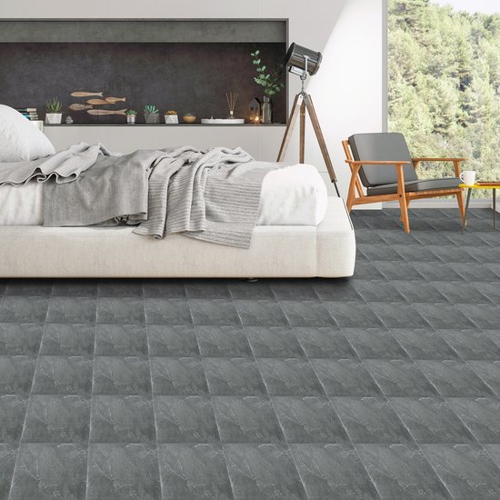 Grijze PVC-tegels met marmerlook op de vloer van een slaapkamer.
