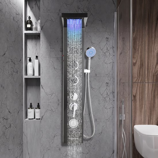 Zwart douchepaneel in een marmeren badkamer met waterval-douchekop, regenmodus met blauwe LED-verlichting en handdouche.