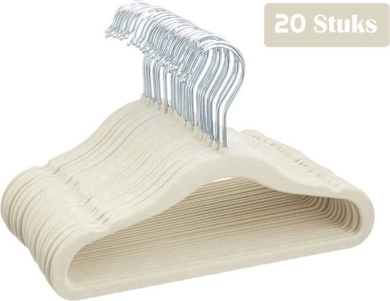 Een stapel van 20 crème beige fluwelen kledinghangers met metalen haken.