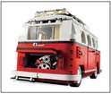 LEGO camper bus met open achterklep waar de motor zichtbaar is.