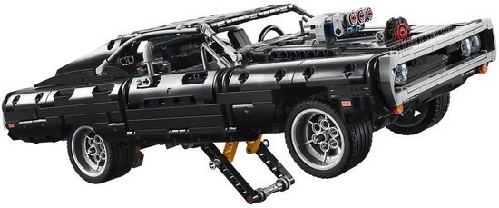 Zwarte LEGO Technic Dodge Charger met dikke motor, getoond met krik.