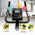 Detailfoto van het stuur van een hometrainer met display en pictogrammen voor training.