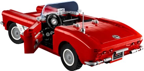 Schuine weergave van een rode LEGO Chevrolet Corvette cabriolet met geopende deur en zicht op interieur.