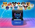 Open blauw Bitzee doosje met de Stitch Bitzee. Boven het doosje zweven veel pixelachtige Disney personages, met het Disney en Bitzee logo.