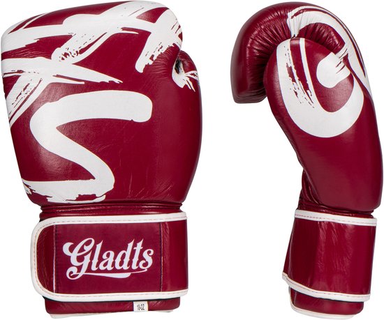 Bordeauxrode bokshandschoenen met witte verfstreep-achtige opdruk en 'Gladts' logo.