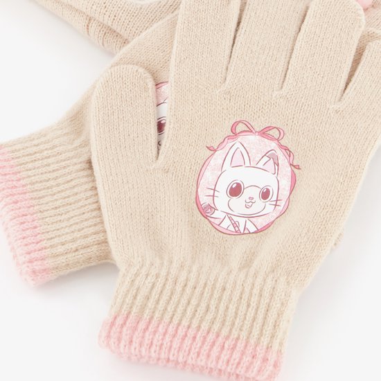 Detail van beige gebreide handschoenen met roze boord en afbeelding van een kat.