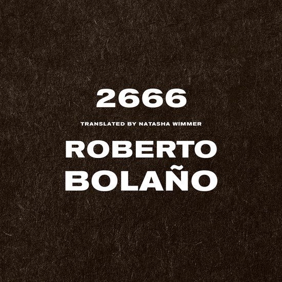 Boek "2666" door Roberto Bolaño, vertaald door Natasha Wimmer. Witte letters op donkerbruine achtergrond.