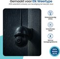 Zwarte beveiligingscamera in de regen. IP66 waterbestendig, kristalhelder beeld, slimme bewegingsdetectie.
