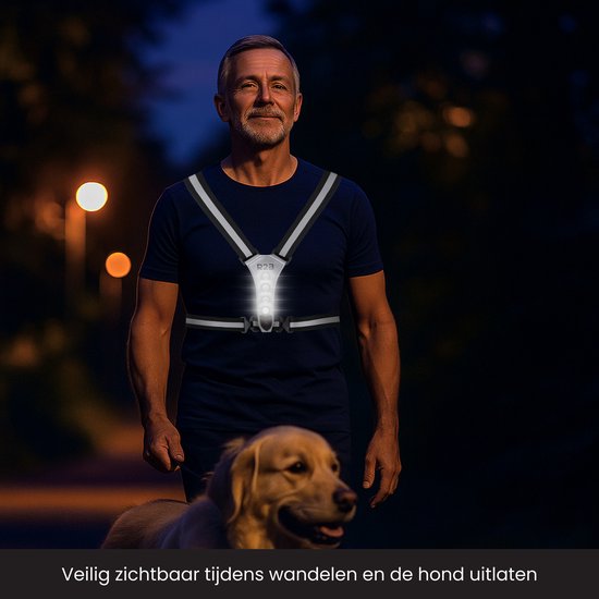 Man wandelt met hond, draagt grijs R2B hardloopvest met witte LED's en reflecterende strepen.