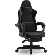 Zwarte SENSE7 gamingstoel met verstelbare rugleuning, hoofdkussen en lendekussen. Stoel heeft een voetensteun.