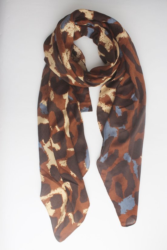 Een gevouwen sjaal met panterprint in bruin, beige en blauw.