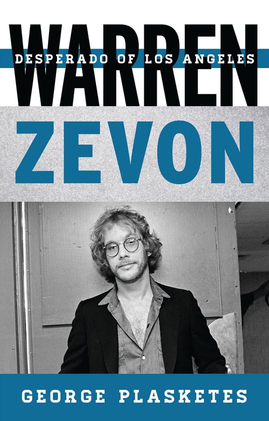 Couverture de livre avec une photo en noir et blanc de Warren Zevon portant des lunettes, une chemise ouverte et une veste sombre.