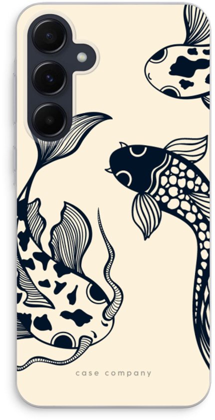 Lichtgekleurde telefoonhoes met een zwarte tekening van drie koi vissen. Tekst: case company.