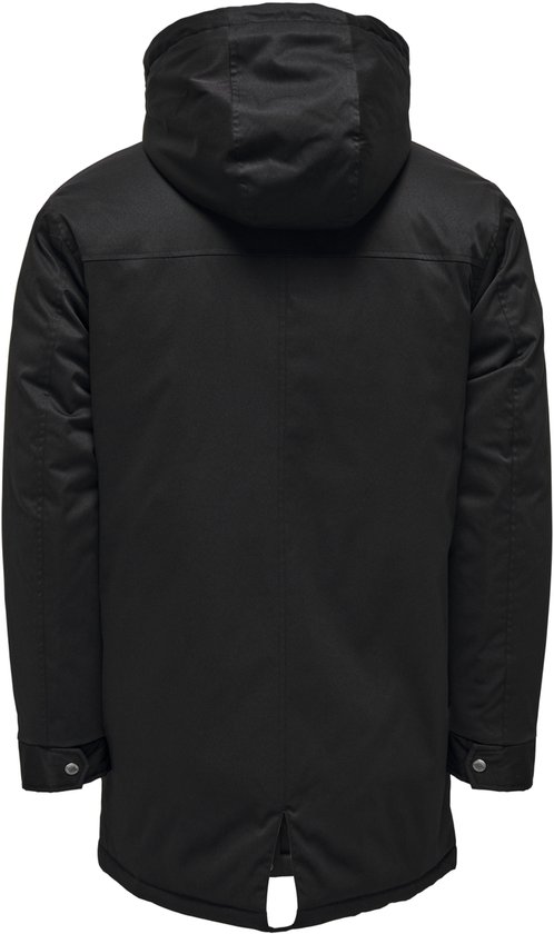 Rugzijde van zwarte parka met capuchon, knoopdetails bij de mouwen en een split aan de onderkant.