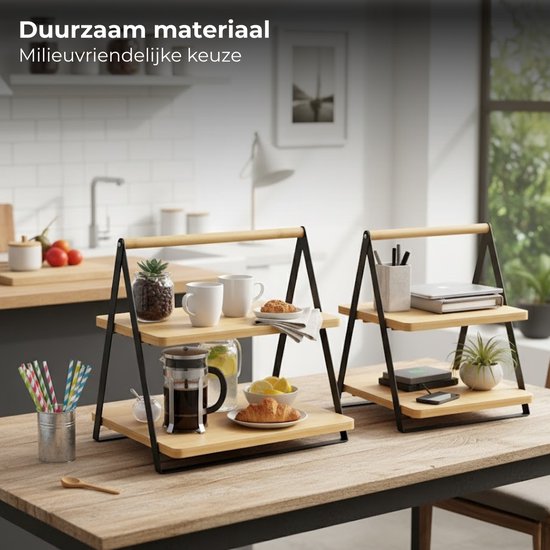 Houten etagère met twee plateaus, met koffiezetapparaat, mokken, croissantjes, citroen en ananas decoratie.