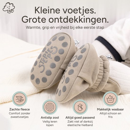 Baby in witte sokjes en taupe babyslofjes met antislipzolen. Benadrukt zachtheid en grip.