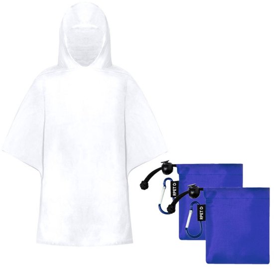 Witte kinderregenponcho met capuchon naast twee blauwe opbergzakjes met karabijnhaak.