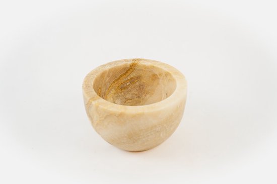 Onyx waskom met natuurlijke bruin-beige marmering, van binnenuit gezien.