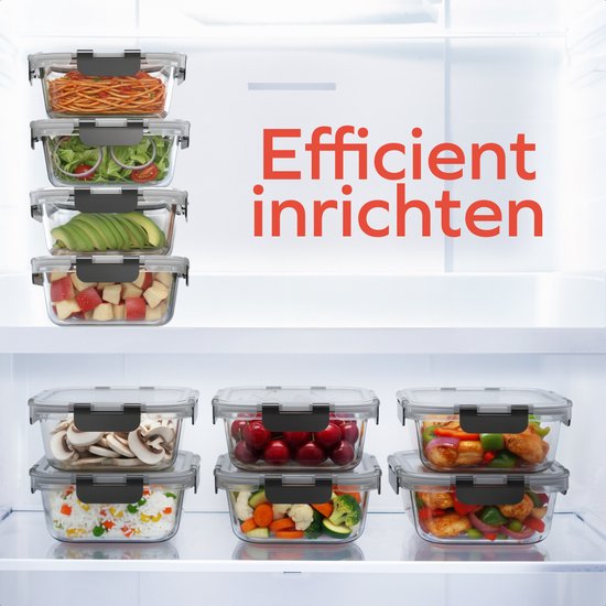 Een stapel glazen maaltijdvoorbereidingsbakjes in een koelkast, gevuld met pasta, salade, avocado, aardappelen, champignons, kersen, rijst en groenten.