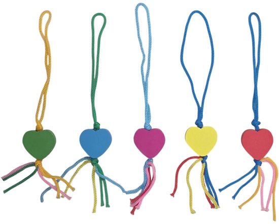 Vijf houten hartjes in groen, blauw, roze, geel en rood, elk met een gekleurd koord en kwastje.