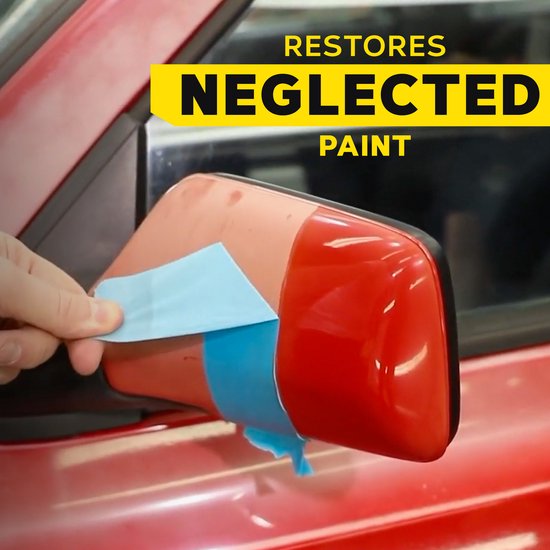 Een hand trekt blauw schilderstape van een rode autospiegel om de herstelde glans te tonen.