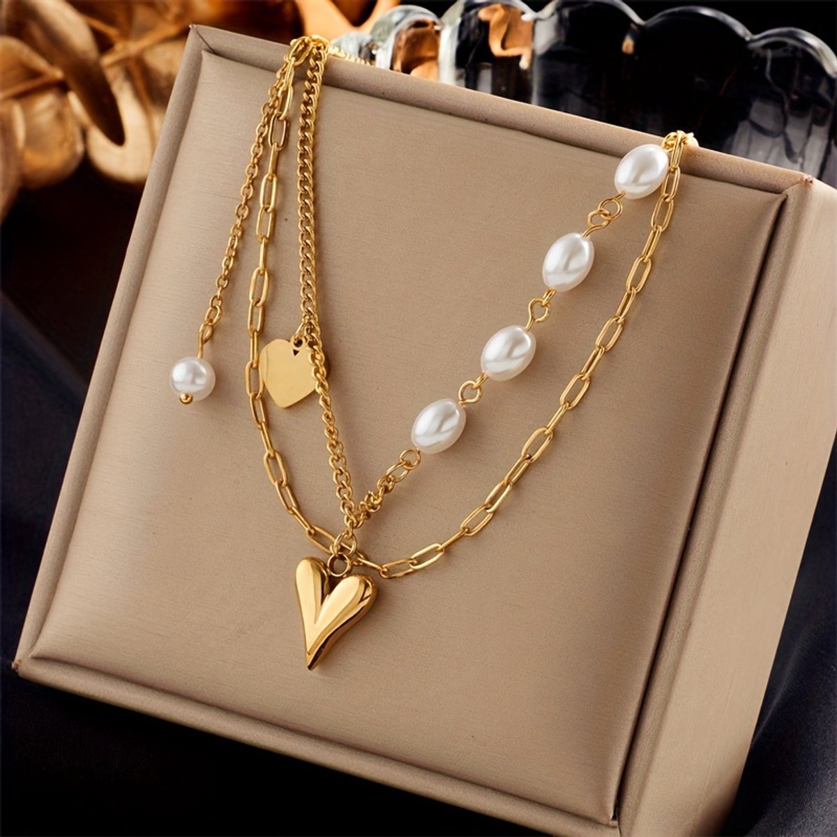Sjika - Gold plated dubbele ketting met parels & hart hanger – Luxe damesketting – Elegant & trendy design – Perfect cadeau voor haar