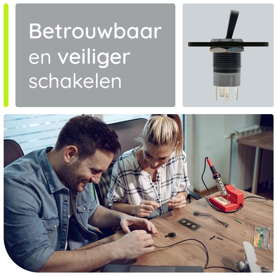 Commutation fiable et plus sûre. Des gens travaillent ensemble sur un projet de bricolage avec un interrupteur.