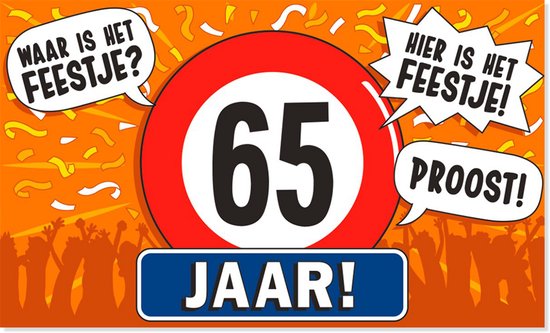 Oranje feestvlag met grote cirkel met '65 JAAR', confetti en feestende figuren. Tekstballonnen: 'WAAR IS HET FEESTJE?', 'HIER IS HET FEESTJE!', 'PROOST!'.