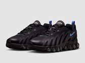 Zwarte Nike Air Max Dn herenschoenen met blauwe logo's en lusjes.