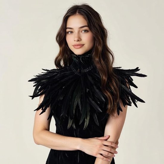 Model met lang bruin haar, draagt een zwarte fluwelen jurk met een gedetailleerde zwarte veren stola.