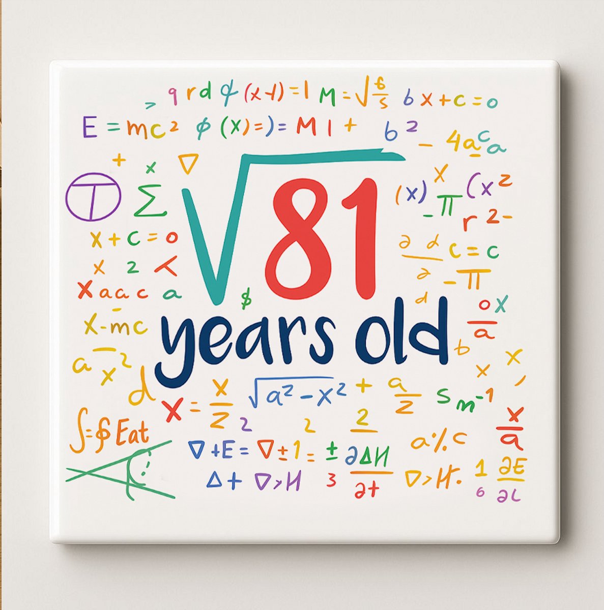 Nevolis Grappige Wiskunde Verjaardagstegel – “√81 Years Old” – 15x15 cm Keramische Wanddecoratie – Uniek Cadeau voor 81e Verjaardag & Wiskundefans Multi Color