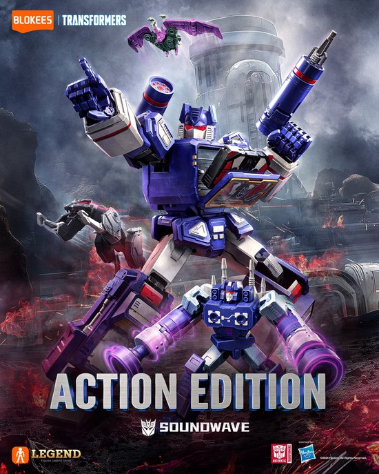 Promotionele afbeelding van de blauwe en witte Transformer en zijn metgezellen in een gevechtsscène. Tekst "ACTION EDITION SOUNDWAVE" onderaan.