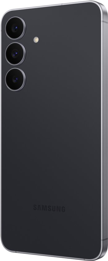 Zwarte Samsung smartphone met drievoudige camera en zilveren rand, schuin van achteren gezien.