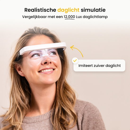 Vrouw met daglichtbril, licht schijnt op haar ogen. Tekst: Realistische daglicht simulatie.