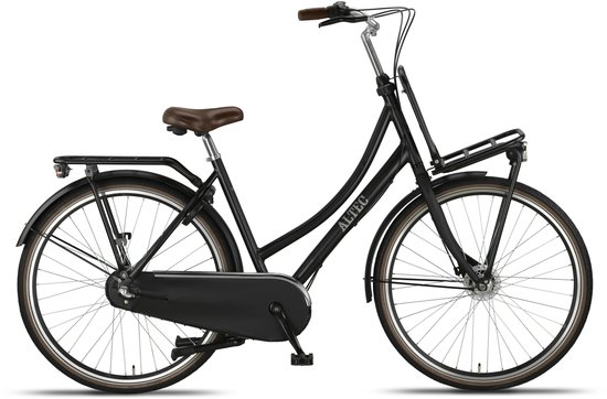 Matzwarte Altec transportfiets met bruin zadel, bagagedrager en voorrek.