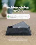 Tracker in een portemonnee, met een melding op telefoon.