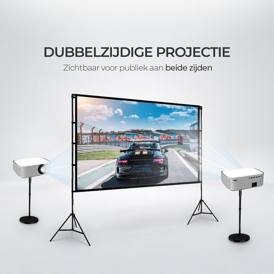Dubbelzijdig projectiescherm met raceauto-afbeelding, met twee projectoren die vanaf beide zijden projecteren.