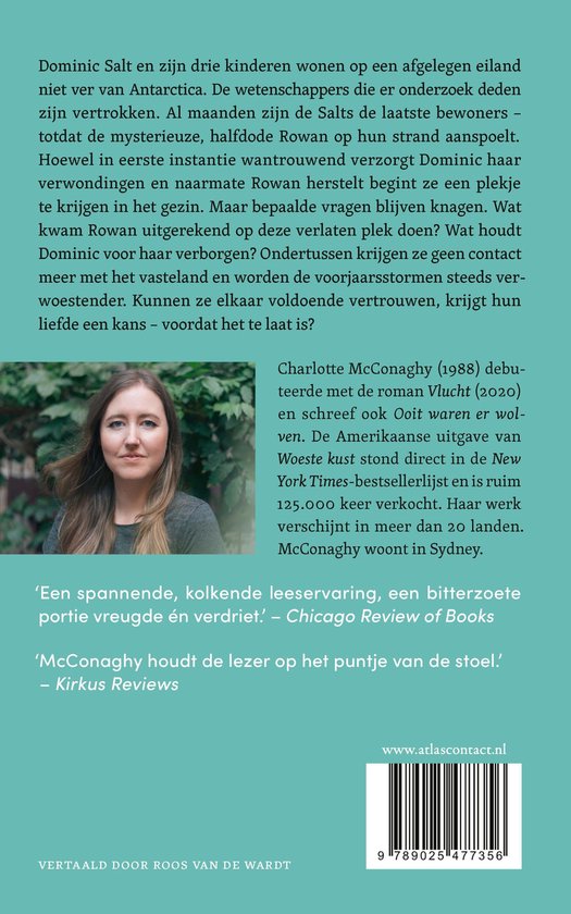 Een vrouw met lichtbruin haar en lichte huid, die een lichtrode lipkleur draagt, staat voor een wazige groene achtergrond.