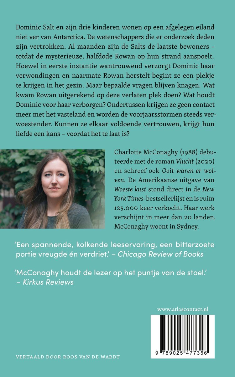 Een vrouw met lichtbruin haar en lichte huid, die een lichtrode lipkleur draagt, staat voor een wazige groene achtergrond.