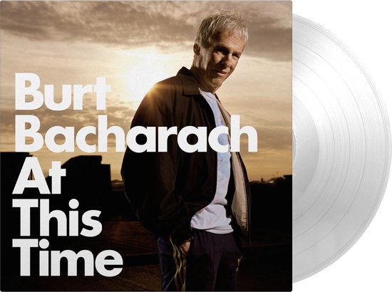 Burt Bacharach op de hoes van "At This Time". Een grijze vinylplaat met een afbeelding van Burt Bacharach.