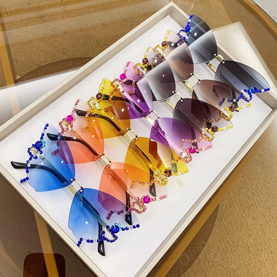 1 stuk - Nieuwe vlindervormige zonnebril zonder rand met diamant - Europese en Amerikaanse mode voor dames - Vlindervormige cat-eye zonnebril voor dames - Modieuze sprankelende diamanten zonnebril - Zonnebril met kleurverloop van Merkloos — afbeelding 4