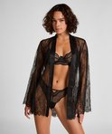 Model draagt zwarte kanten kimono met satijnen ceintuur.