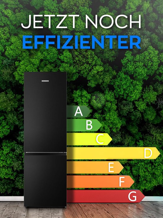 Zwarte koel-vriescombinatie naast een energielabel in een bosrijke omgeving. Tekst: 'JETZT NOCH EFFIZIENTER'.