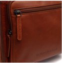 Sluiting met rits op een cognac leren rugzak met het 'The Chesterfield Brand' logo in reliëf.