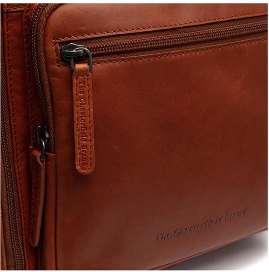 Sluiting met rits op een cognac leren rugzak met het 'The Chesterfield Brand' logo in reliëf.