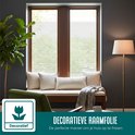 Gezellige zithoek met raamfolie met horizontale strepen op het raam. Tekst: 'Decoratieve raamfolie'.