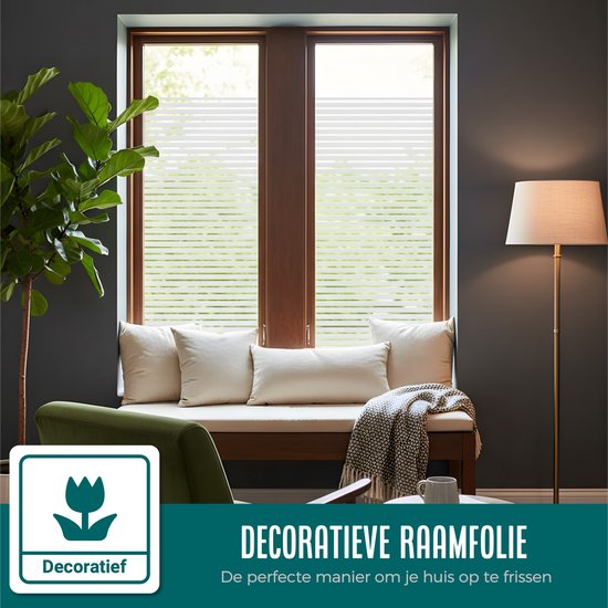 Gezellige zithoek met raamfolie met horizontale strepen op het raam. Tekst: 'Decoratieve raamfolie'.